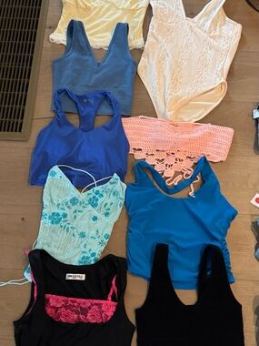 Lot of Assorted Women's Sleeveless Tops - Size Small